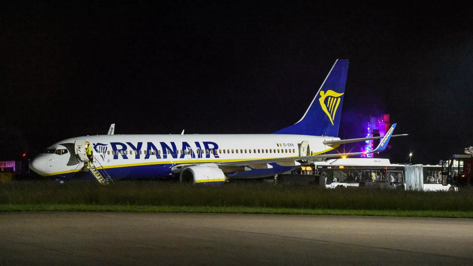 Maltempo in quota, nove feriti: odissea per i passeggeri del volo Ryanair Maltempo in quota, nove feriti: odissea per i passeggeri del volo Ryanair